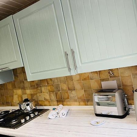 The White House - Cheerful 3 Bedroom Home In Wigan - Ince - Sleeps 7 - Parking - Work Space - Great Motorway Links Exterior photo