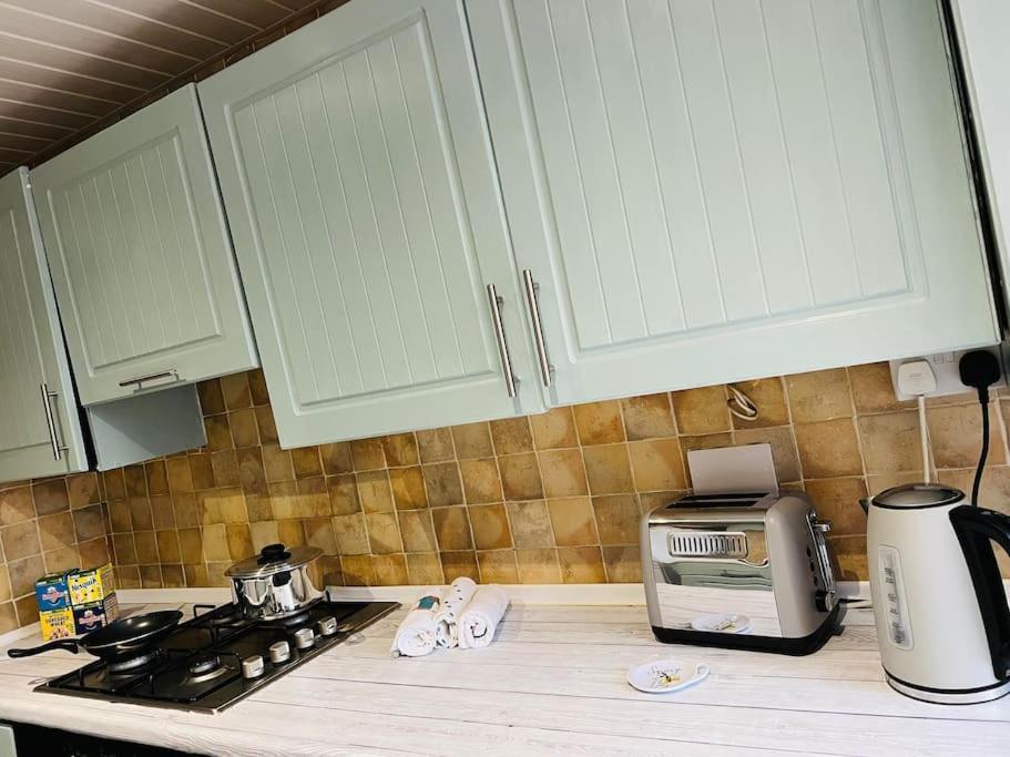 The White House - Cheerful 3 Bedroom Home In Wigan - Ince - Sleeps 7 - Parking - Work Space - Great Motorway Links Exterior photo