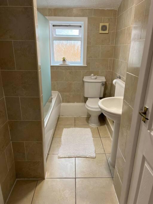 The White House - Cheerful 3 Bedroom Home In Wigan - Ince - Sleeps 7 - Parking - Work Space - Great Motorway Links Exterior photo