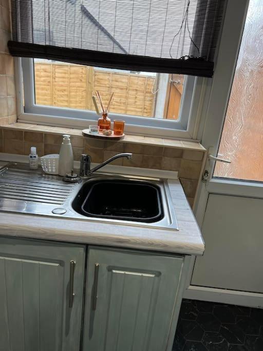 The White House - Cheerful 3 Bedroom Home In Wigan - Ince - Sleeps 7 - Parking - Work Space - Great Motorway Links Exterior photo